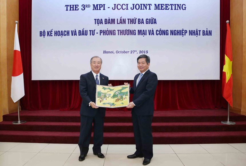 Ông Kobayashi Yoichi, Chủ tịch Ủy ban Kl992 cổng game cá cược Mekong Nhật Bản tặng quà lưu niệm Bộ trưởng Bùi Quang Vinh