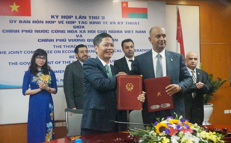 Bộ trưởng Công thương Trần Tuấn Anh và Bộ trưởng Thương mại và Công nghiệp Oman Ali bin Masoud Al Sunaidy ký biên bản kỳ họp thứ 3 Ủy ban hỗn hợp Hợp tác về Kl992 cổng game cá cược và kỹ thuật giữa Việt Nam và Oman.
