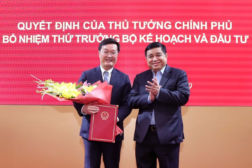 Bộ trưởng Nguyễn Chí Dũng trao Quyết định và tặng hoa chúc mừng
tân Thứ trưởng Nguyễn Đức Trung. 