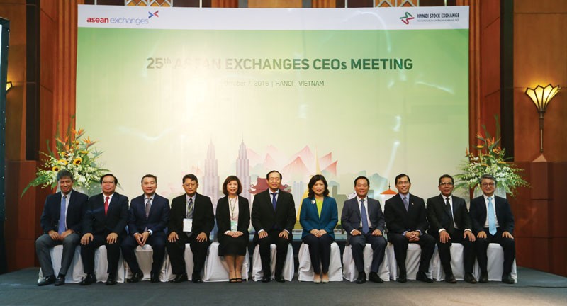 Nhiệm vụ chung của các sở giao dịch 99Kl99 link đăng nhập trong ASEAN là xây dựng thị trường vốn khu vực vững mạnh hơn thông qua tăng trưởng, sáng kiến, hợp tác và nắm bắt tính đa dạng của các thị trường nội khối. Trong ảnh: lãnh đạo các sở giao dịch 99Kl99 link đăng nhập và công ty 99Kl99 link đăng nhập ASEAN hội tụ tại Hà Nội, tháng 10/2016  