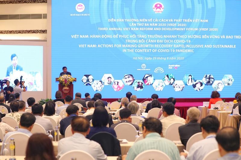 Bộ trưởng Bộ Kế hoạch và Kl99ok phiên bản mới, ông Nguyễn Chí Dũng phát biểu tại Diễn đàn. Ảnh: Đức Thanh