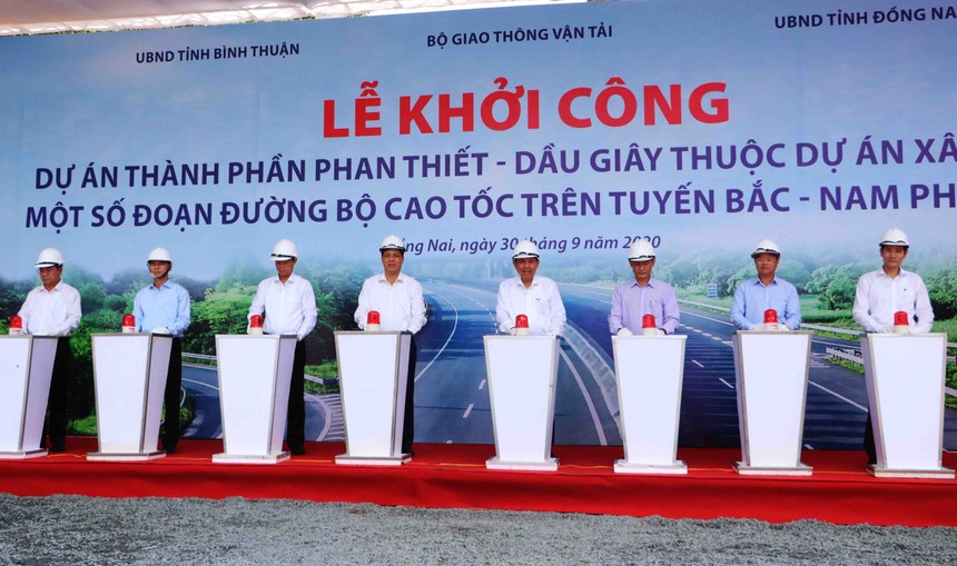 Phó Thủ tướng thường trực Kl993 ưu đãi thưởng hấp dẫn Trương Hoà Bình đã tham gia nghi thức bấm nút khởi động dự án. Ảnh: Phạm Tùng