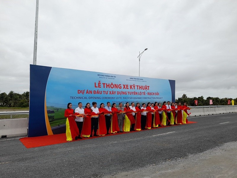 Phó Thủ tướng Thường trực Kl993 ưu đãi thưởng hấp dẫn Trương Hòa Bình cắt băng tại Lễ thông xe kỹ thuật dự án Kl99ok phiên bản mới xây dựng tuyến Lộ Tẻ - Rạch Sỏi.