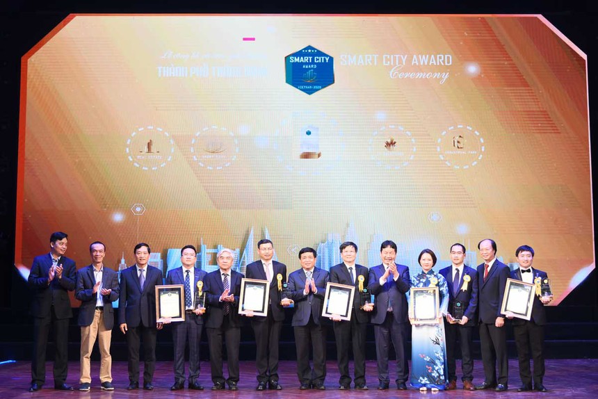 Bộ trưởng Bộ Kế hoạch và Kl99ok phiên bản mới Nguyễn Chí Dũng trao giải thưởng xuất sắc nhất cho Công ty cổ phần FPT, Kl994 game bài casino hấp dẫn Viettel, Kl994 game bài casino hấp dẫn Bưu chính viễn thông VNPT, Công ty cổ phần Vinhomes và thành phố Đà Nẵng (Ảnh: Tuổi trẻ)
