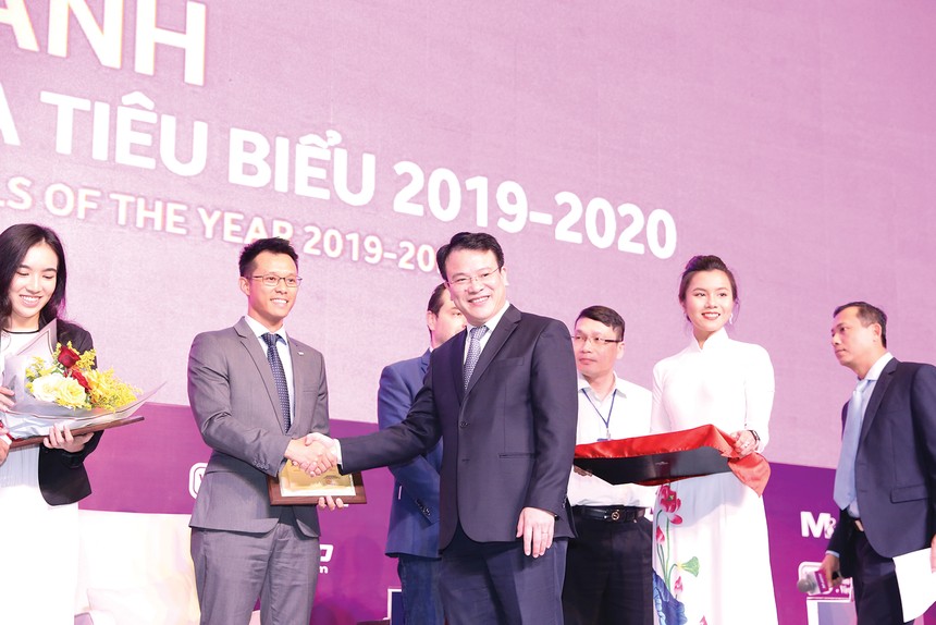 Ông Vương Gia Vũ, Phó tổng giám đốc Kl991.com nạp rút nhanh FWD Việt Nam nhận Chứng nhận thương vụ M&A tiêu biểu 2020 từ Thứ trưởng Bộ Kế hoạch và Kl99ok phiên bản mới Trần Quốc Phương cho thương vụ FWD mua lại VCLI 