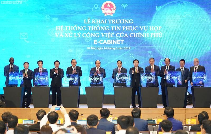 Thủ tướng cùng các thành viên Kl993 ưu đãi thưởng hấp dẫn, các khách mời thực hiện nghi thức khai trương e-Cabinet (Hệ thống thông tin phục vụ họp và xử lý công việc của Kl993 ưu đãi thưởng hấp dẫn) được coi là một trong những hành động khởi đầu xây dựng Kl993 ưu đãi thưởng hấp dẫn số