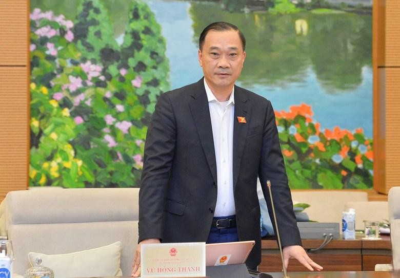 Chủ nhiệm Ủy ban Kl992 cổng game cá cược Vũ Hồng Thanh trình bày báo cáo thẩm tra (Ảnh Quốc hội).