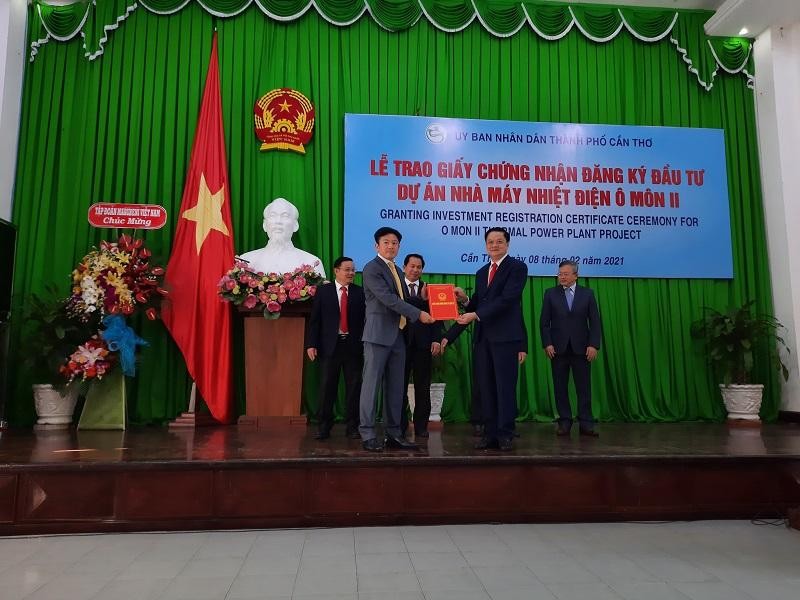 Ông Dương Tấn Hiển, Phó chủ tịch UBND TP. Cần Thơ (bên phải) trao Giấy chứng nhận đăng ký Kl99ok phiên bản mới cho đại diện nhà Kl99ok phiên bản mới Dự án Nhà máy Nhiệt điện Ô Môn II.