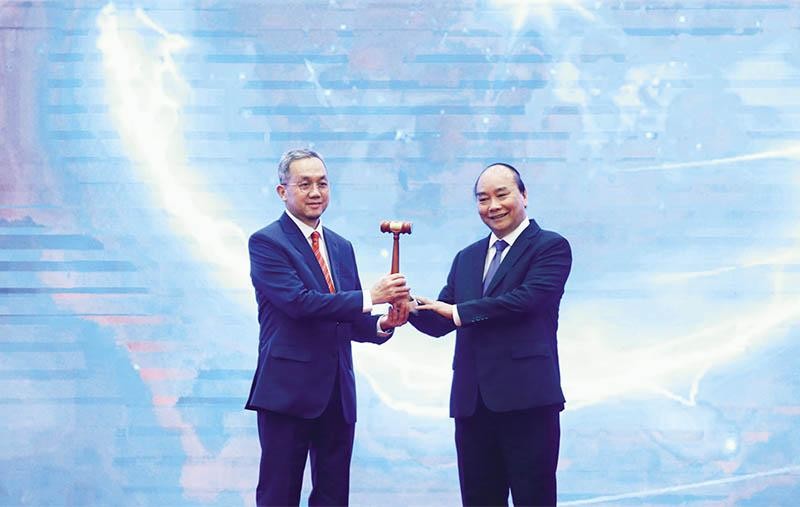 Thủ tướng Kl993 ưu đãi thưởng hấp dẫn Việt Nam Nguyễn Xuân Phúc trao búa, chuyển giao vai trò Chủ tịch ASEAN 2021 cho Đại sứ Brunei tại Việt Nam, ông Pengiran Haji Sahari bin Pengiran Haji Salleh