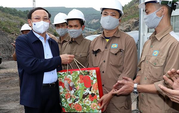 Ông Nguyễn Xuân Ký (ngoài cùng bên trái) tặng quà động viên công nhân lao động khai trường Kl994 nhà cái bóng đá world cup 917.