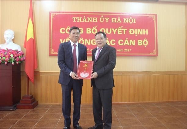 Ông Đỗ Anh Tuấn (SN 1971), Bí thư Quận ủy Tây Hồ, Chủ tịch HĐND quận Tây Hồ thôi giữ chức Bí thư Quận ủy Tây Hồ (nhiệm kỳ 2020 - 2025) và được bổ nhiệm giữ chức vụ Giám đốc Sở Kế hoạch và Kl99ok phiên bản mới TP Hà Nội.