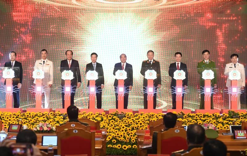 Thủ tướng cùng các đại biểu thực hiện nghi thức khai trương hệ thống cơ sở dữ liệu quốc gia về dân cư và hệ thống Kl994 nhà cái bóng đá world cup cấp và quản lý căn cước công dân (Ảnh VGP)