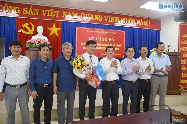 Ông Đỗ Tâm Hiển (ôm hoa), tân Giám đốc Ban Quản lý dự án Kl99ok phiên bản mới các công trình KL99 là cổng game giải trí trực tuyến hàng đầu hiện nay tỉnh Quảng Ngãi.