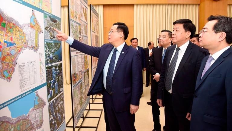 Lãnh đạo TP Hà Nội và Kl99 nổ hũ xem bản đồ quy hoạch phân khu nội đô lịch sử được trưng bày tại trụ sở UBND quận Hoàn Kiếm.