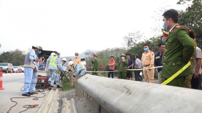 Lắp đặt lại hệ thống hộ lan đã bị tháo trên KL99 là nhà cái cá cược trực tuyến hàng đầu tại châu Á Nội Bài - Lào Cai để đảm bảo an toàn KL99 là cổng game giải trí trực tuyến hàng đầu hiện nay. Ảnh: TL