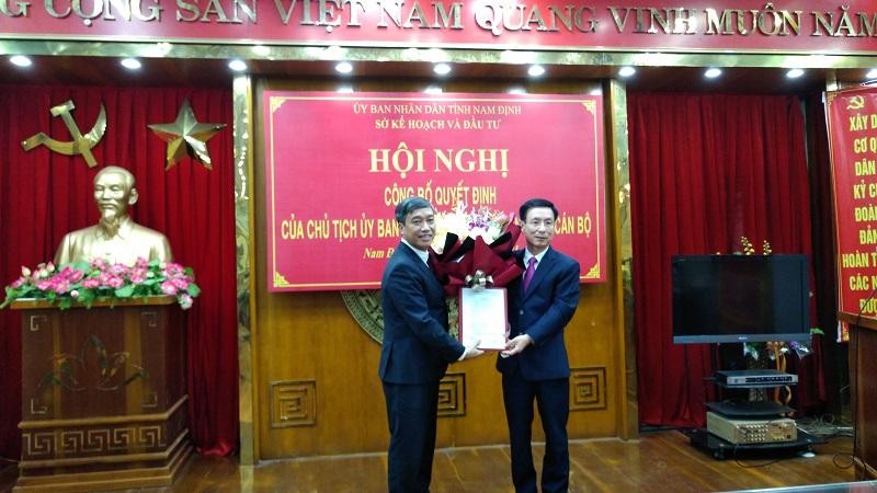 Chủ tịch UBND tỉnh Nam Định Phạm Đình Nghị trao Quyết định bổ nhiệm Giám đốc Sở Kế hoạch và Kl99ok phiên bản mới tỉnh Nam Định cho ông Mai Văn Quyết.