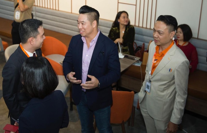 John Lê (đứng thứ hai từ phải sang) trao đổi với ông Nguyễn Trung Tín, Phó Tổng giám đốc Kl994 game bài casino hấp dẫn Web Tổng Nhà Cái 99Kl99 Giải Trí Bậc Nhất An Gia (thứ hai từ trái sang) tại một sự kiện về khởi nghiệp. 