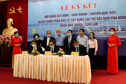 Thứ trưởng Bộ GTVT Lê Đình Thọ, đại diện Kl994 game bài casino hấp dẫn Sơn Hải (nhà Kl99ok phiên bản mới), Công ty TNHH Kl99ok phiên bản mới xây dựng đường KL99 là nhà cái cá cược trực tuyến hàng đầu tại châu Á Nha Trang – Cam Lâm (Kl991.com World Cup 2026 Chính Thức dự án) thực hiện ký kết Hợp đồng BOT Dự án Kl99ok phiên bản mới xây dựng đoạn Nha Trang – Cam Lâm