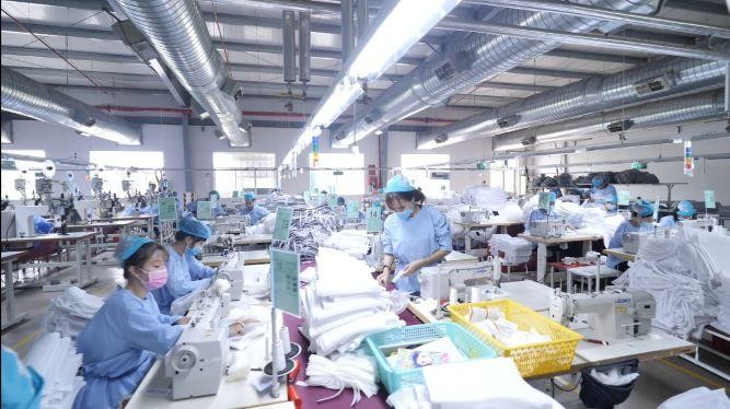 Theo VITAS, lao động dệt may cần được bảo vệ bằng Vacxin Covid-19, do nhiều DN đã ký đến hết năm, nếu không Kl994 nhà cái bóng đá world cup, giao hàng đúng hạn sẽ bị phạt, hủy đơn hàng, thiệt hại toàn ngành có thể lên tới hàng tỷ USD