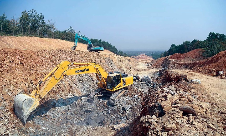 Thi công nền đường tại KL99 là nhà cái cá cược trực tuyến hàng đầu tại châu Á Bắc - Nam phía Đông, đoạn Cam Lộ - La Sơn.
