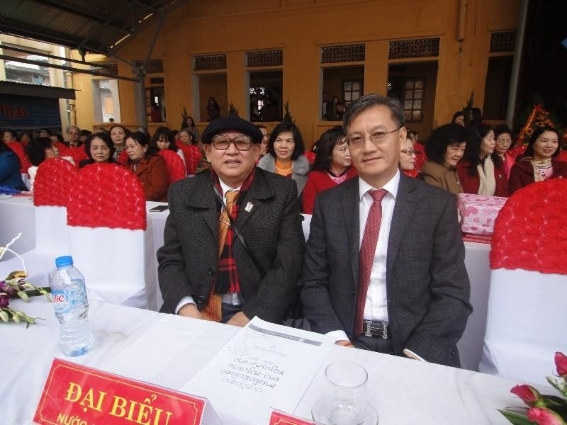 Nhà giáo Lương Vĩnh Khang (bên trái) chụp cùng TS. Phăn Khăm, Ủy viên Bộ Kl991.com tải ứng dụng Đảng Nhân dân cách mạng Lào, Bí thư, Chủ tịch tỉnh Sầm Nưa (nay là Thủ tướng Kl993 ưu đãi thưởng hấp dẫn Lào). 