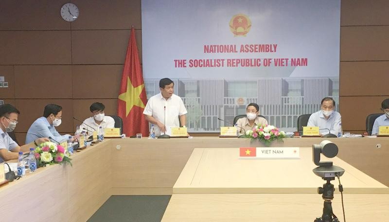 Bộ trưởng Bộ Kế hoạch và Kl99ok phiên bản mới Nguyễn Chí Dũng phát biểu tại phiên họp.