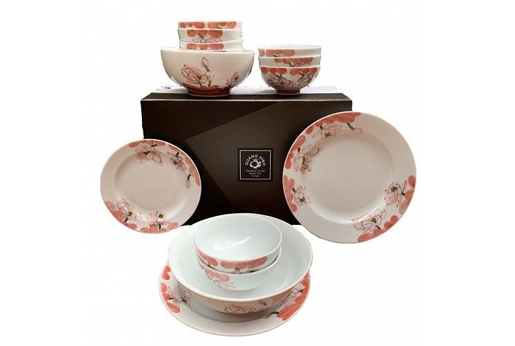Bộ bát đĩa gốm sứ hoa sen đỏ, sản phẩm OCOP 5 sao, do Công ty TNHH Gốm sứ Quang Vinh Kl994 nhà cái bóng đá world cup.