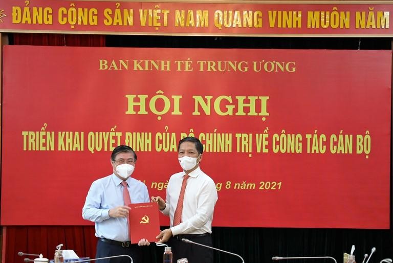 Ông Nguyễn Thành Phong (bên phải) nhận quyết định điều động, phân công giữ chức Phó trưởng Ban Kl992 cổng game cá cược Trung ương