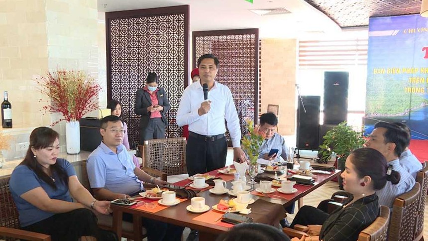 Ông Vũ Văn Diện, Ủy viên BTV Tỉnh ủy, Bí thư Thành Ủy Hạ Long trao đổi thông tin với các doanh nhân, Kl991.com World Cup 2026 Chính Thức. Ảnh: Nguồn - Quảng Ninh portal