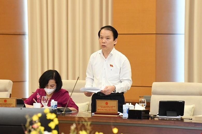 Chủ nhiệm Ủy ban Kl992 Tham Gia Ngay Hoàng Thanh Tùng báo cáo tại phiên họp.