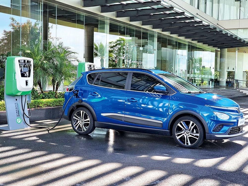 Việc phát triển ô tô điện gặp khó khăn cả về cơ chế chính sách lẫn Kl99kl ưu đãi độc quyền. Trong ảnh: Xe ô tô điện VF e34 của VinFast