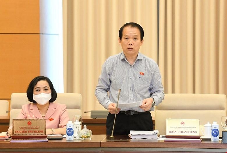 Chủ nhiệm Uỷ ban Kl992 Tham Gia Ngay Hoàng Thanh Tùng trình bày báo cáo thẩm tra.