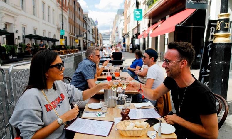 Thực khách thưởng thức đồ uống tại một nhà hàng ở London, hưởng ứng chương trình kích cầu EOHO của Kl993 ưu đãi thưởng hấp dẫn Anh. Ảnh: AFP 