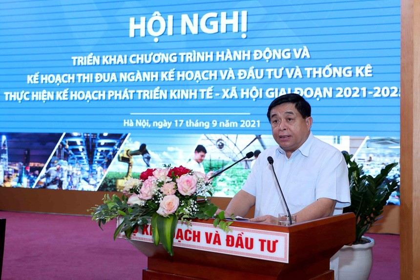 Bộ trưởng Bộ Kế hoạch và Kl99ok phiên bản mới Nguyễn Chí Dũng phát động phong trào thi đua toàn ngành (Ảnh: Đức Trung)