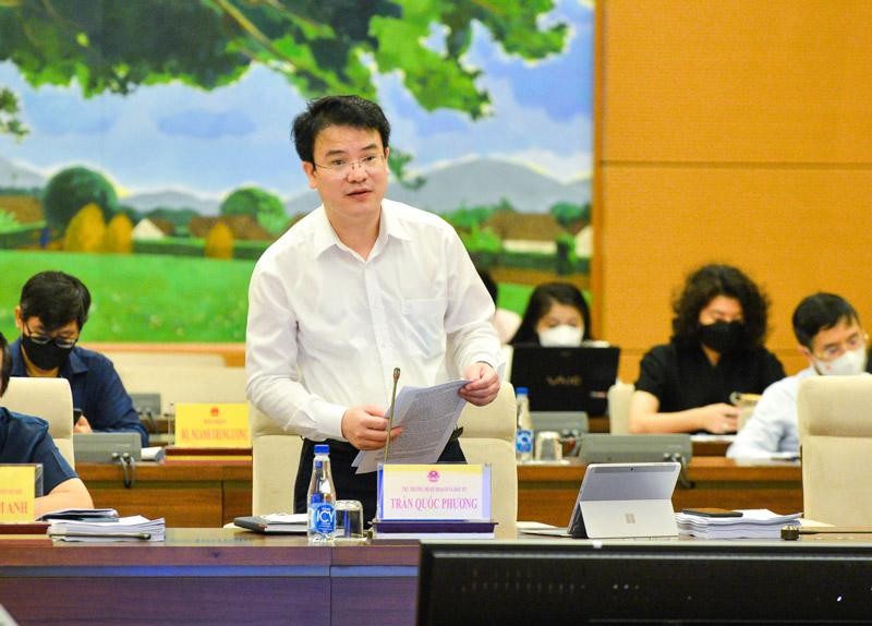 Thứ trưởng Bộ Kế hoạch và Kl99ok phiên bản mới Trần Quốc Phương báo cáo tại phiên họp.