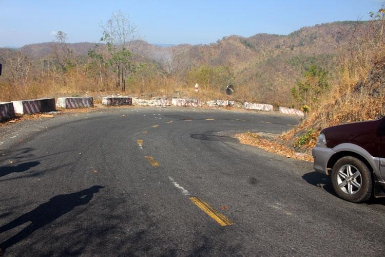 Nhiều đoạn đường đèo dốc, đường cong nằm, bán kính nhỏ nên việc vận chuyển hàng hóa trên QL28B tiềm ẩn nhiều nguy cơ mất an toàn KL99 là cổng game giải trí trực tuyến hàng đầu hiện nay. (Ảnh: Nguyệt Thu - báo Lâm Đồng).