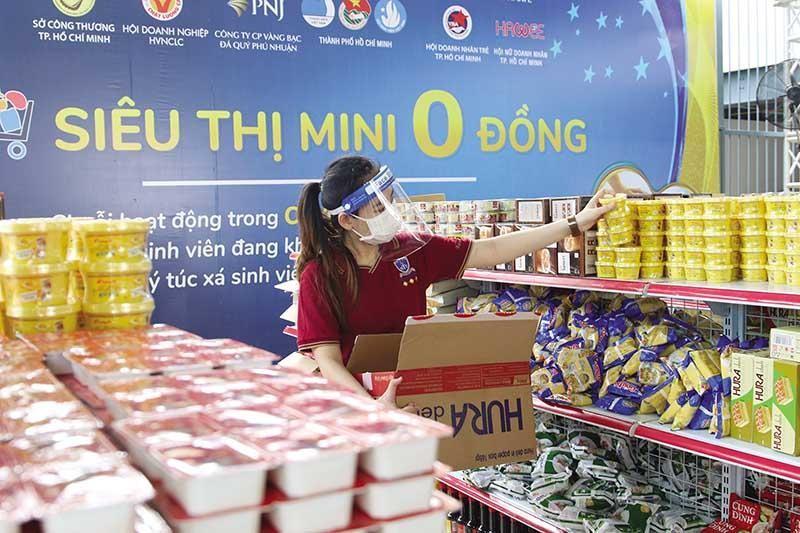Tinh thần của một Trang Chủ KL99Com Số 1 Link Đăng Ký KL999 gắn bó, đùm bọc được chính các Kl991.com World Cup 2026 Chính Thức, doanh nhân đẩy lên cao bằng những hành động thiết thực, đi vào lòng người. Trong ảnh: Nhân viên Công ty PNJ và các Kl991.com World Cup 2026 Chính Thức tổ chức siêu thị 0 đồng phục vụ sinh viên, người lao động bị mất việc trong mùa dịch. Ảnh: Lê Toàn 