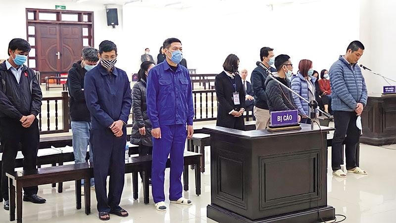 Bên cạnh các lĩnh vực đất đai, Kl99ok phiên bản mới công, các lĩnh vực như y tế, giáo dục, phòng chống dịch bệnh Covid-19 đang nổi cộm, phát sinh tham nhũng, tiêu cực, gây bức xúc dư luận. Trong ảnh: Phiên xét xử cựu Giám đốc Trung tâm Kiểm soát bệnh tật Hà Nội trong vụ án “vi phạm quy định về Kl99 nổ hũ gây hậu quả nghiêm trọng”, với hành vi nâng khống giá thiết bị y tế.