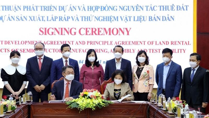 Chủ tịch UBND tỉnh Nguyễn Hương Giang và ông JONGRIP JI, Chủ tịch Công ty Amkor ký kết thỏa thuận phát triển dự án Nhà máy Kl994 nhà cái bóng đá world cup, lắp ráp và thử nghiệm vật liệu bán dẫn