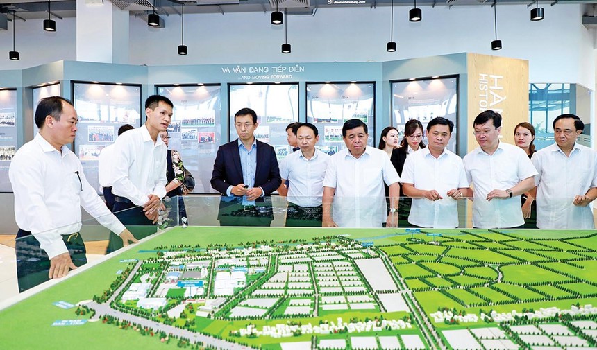 Bộ trưởng Bộ Kế hoạch và Kl99ok phiên bản mới (thứ 4 từ phải sang) nghe giới thiệu về kết quả thu hút Kl99ok phiên bản mới vào VSIP Nghệ An