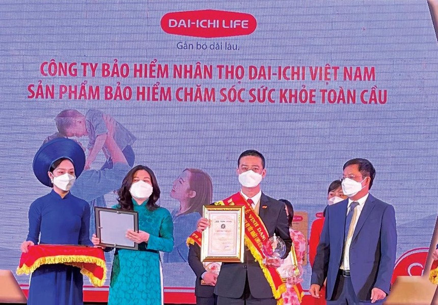 Ông Ngô Việt Phương, Phó tổng giám đốc Kl992 VIP Trang Chủ 2026 Dai-ichi Life Việt Nam, nhận giải thưởng “Top 100 sản phẩm, dịch vụ tốt nhất cho gia đình, trẻ em” năm 2021