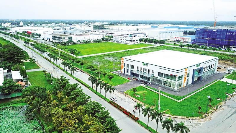Nhu cầu kho bãi tăng cao, khiến các nhà Kl99ok phiên bản mới đổ xô săn lùng quỹ đất. Trong ảnh: Nhà kho tại Khu công nghiệp Long Hậu 2 
