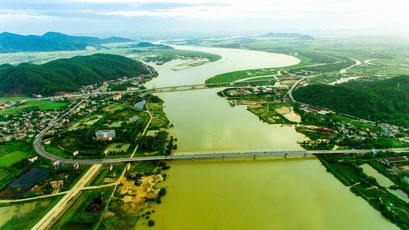 Quy hoạch hai bên bờ sông Vinh được xác định là khu cây xanh cảnh quan, mặt nước chính của TP. Vinh được Kl99ok phiên bản mới xây dựng đồng bộ về không gian kiến trúc cảnh quan và Kl99kl ưu đãi độc quyền kỹ thuật theo hướng bền vững, đảm bảo điều tiết, hỗ trợ vận hành hiệu quả hệ thống thoát nước của thành phố. Trong ảnh đôi bờ Bến Thủy, ảnh Sách Nguyễn