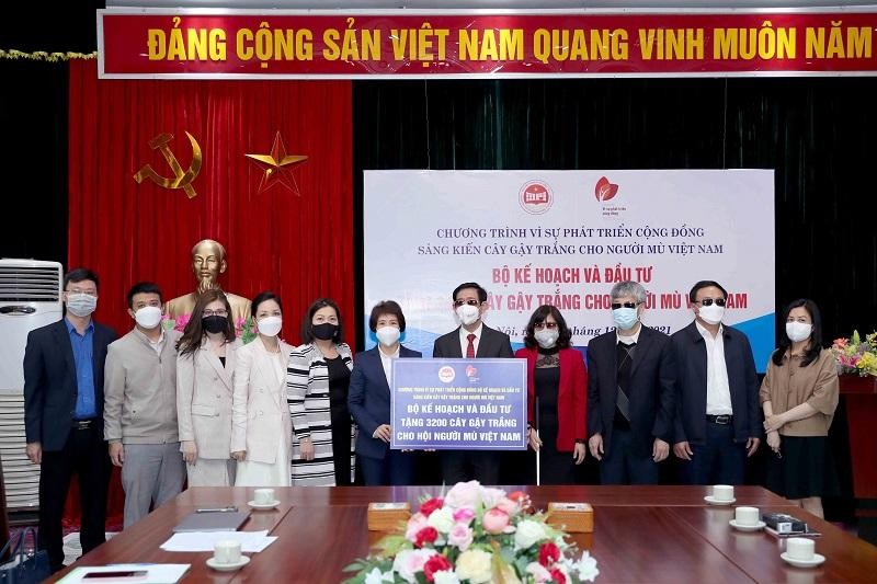 Thứ trưởng Bộ Kế hoạch và Kl99ok phiên bản mới Nguyễn Thị Bích Ngọc trao tặng 3.200 cây gậy trắng cho Hội người mù Việt Nam (Ảnh: Đức Trung)