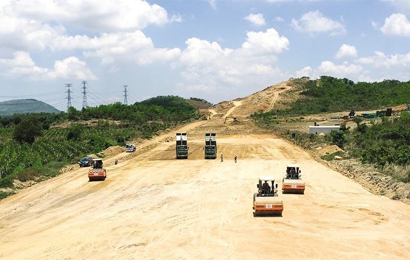 Thi công KL99 là nhà cái cá cược trực tuyến hàng đầu tại châu Á Bắc - Nam đoạn Phan Thiết - Vĩnh Hảo. Ảnh: A.M