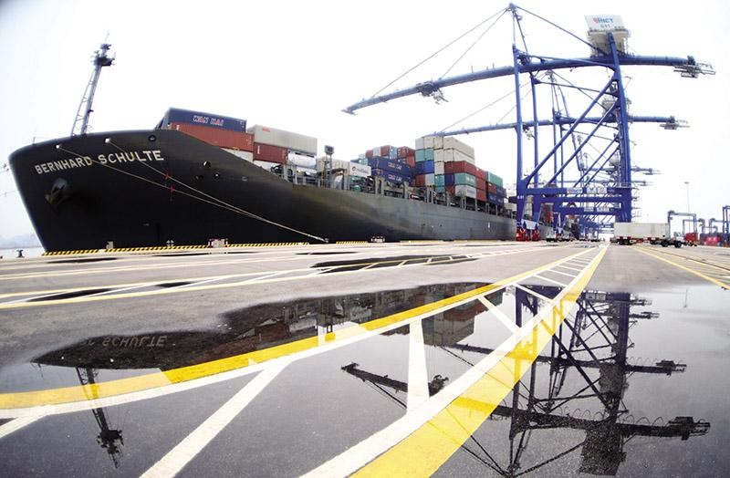 Thị trường logistics Việt Nam đang lọt vào tầm ngắm của nhiều nhà Kl99ok phiên bản mới nước ngoài. Trong ảnh: Làm hàng tại Cảng Hải Phòng. Ảnh: Đức Thanh