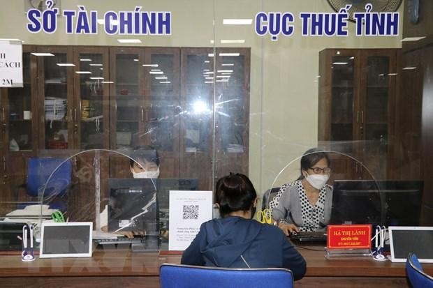 Cán bộ Sở Kl991.com nạp rút nhanh và Cục Thuế tỉnh Yên Bái hướng dẫn các thủ tục hành chính tại Trung tâm hành chính công của tỉnh. Ảnh minh họa: Tiến Khánh/TTXVN