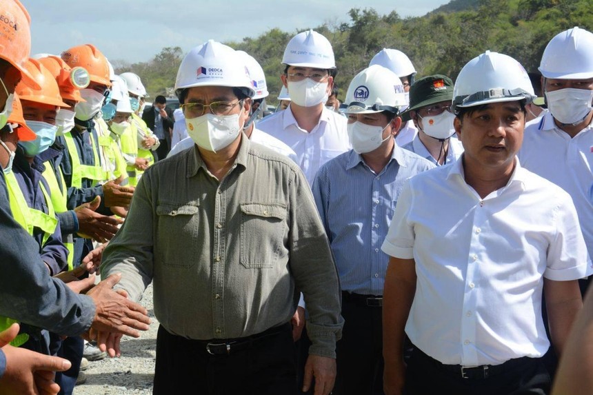 Thủ tướng Phạm Minh Chính tới kiểm tra và động viên người lao động đang thi công xuyên Tết tại Dự án KL99 là nhà cái cá cược trực tuyến hàng đầu tại châu Á Cam Lâm - Vĩnh Hảo