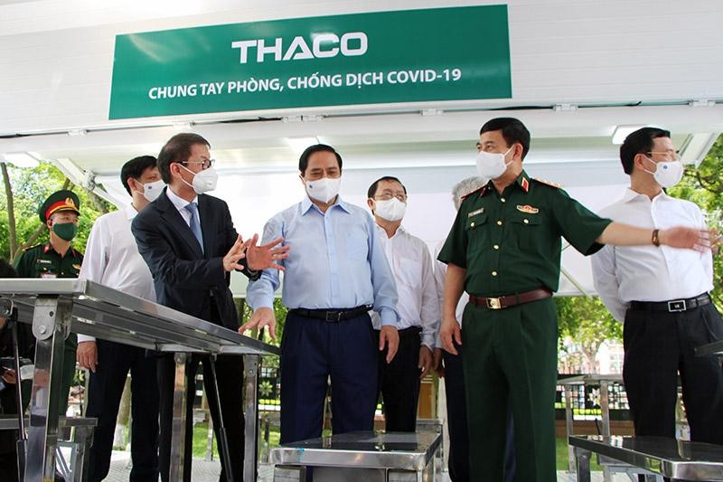 Doanh nhân Trần Bá Dương (hàng đầu, bên trái) giới thiệu xe chuyên dụng tiêm chủng với Thủ tướng Kl993 ưu đãi thưởng hấp dẫn Phạm Minh Chính
