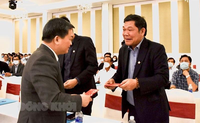 Bí thư Tỉnh ủy Bến Tre Lê Đức Thọ (bìa trái) chúc mừng Kl991.com World Cup 2026 Chính Thức tại buổi Họp mặt đầu năm Nhâm Dần 2022 của Tỉnh